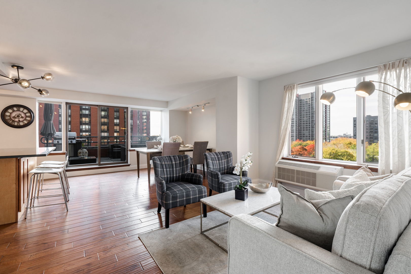 801 South Plymouth Court, Unit 602 Chicago, IL 60605 - Photo 6 of 15 a living room with furniture and a large window