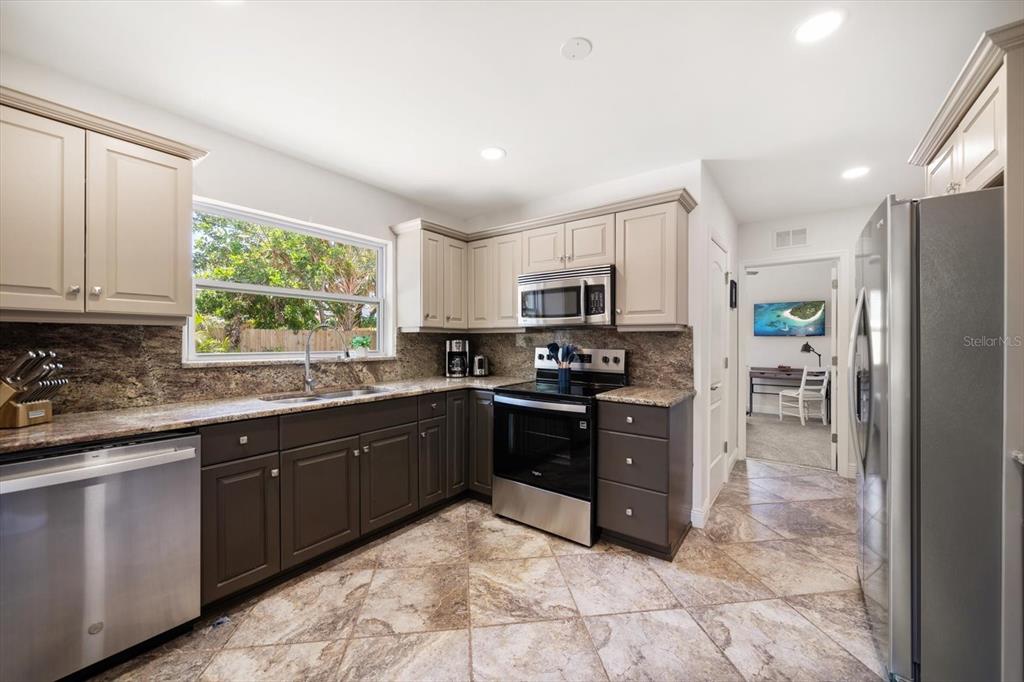 437 Lexington Street Dunedin, FL 34698 - Photo 10 of 27