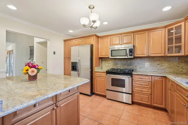 $1,675,000 | 808 Wolfs Lane, Pelham, NY 10803