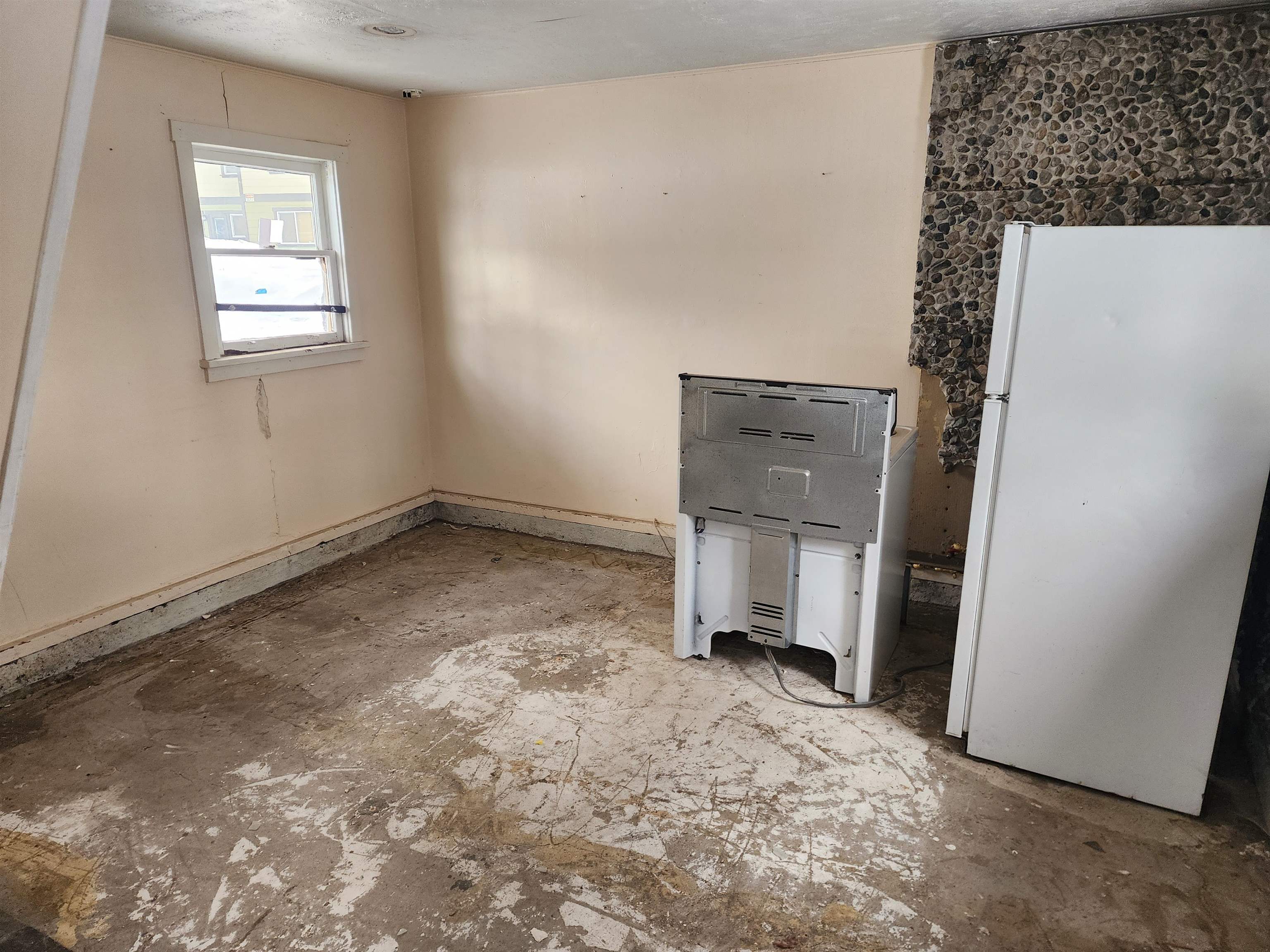72 Laurel Mountain Road Mammoth Lakes, CA 93546 - Photo 25 of 27 an empty room with a fireplace and a window