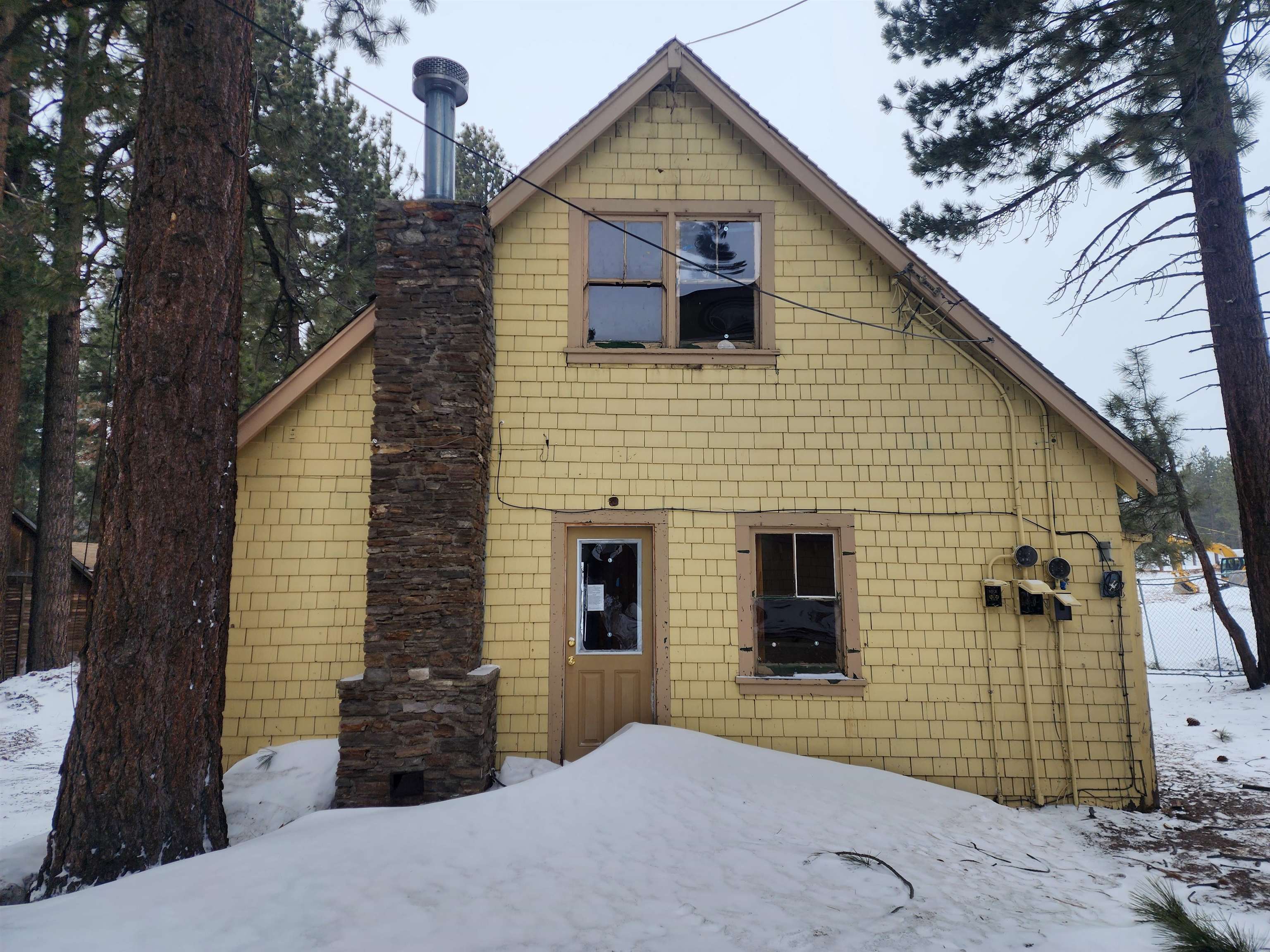 72 Laurel Mountain Road Mammoth Lakes, CA 93546 - Photo 4 of 27 a front view of a house with a yard