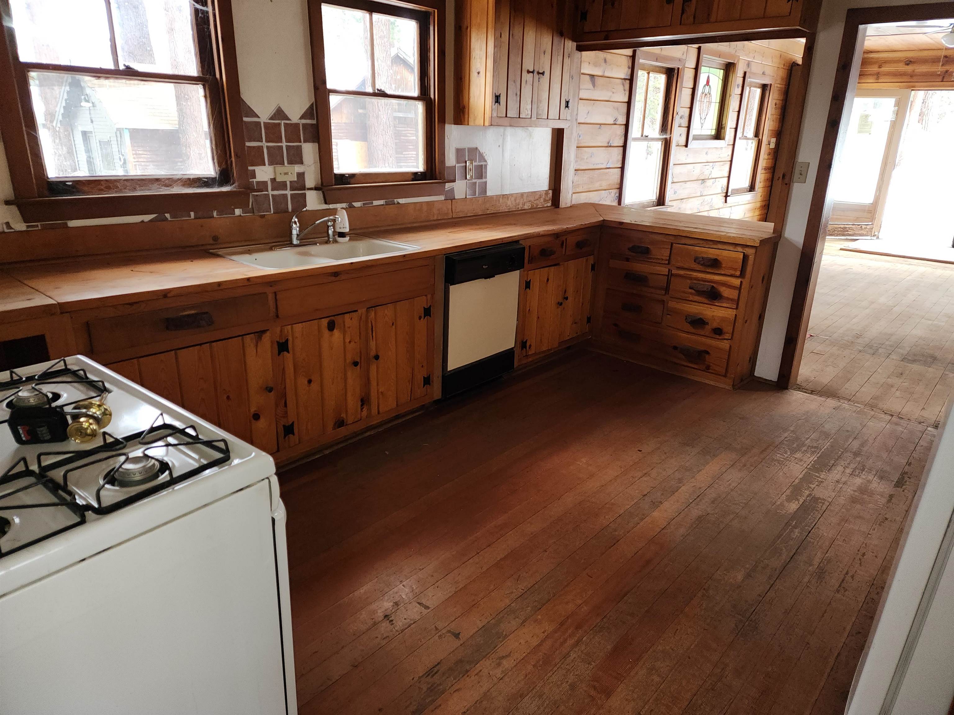 72 Laurel Mountain Road Mammoth Lakes, CA 93546 - Photo 8 of 27 a kitchen with a stove a sink and a window