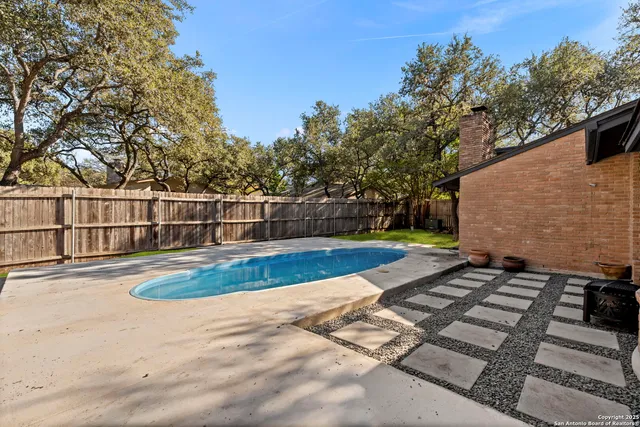 a view of a backyard