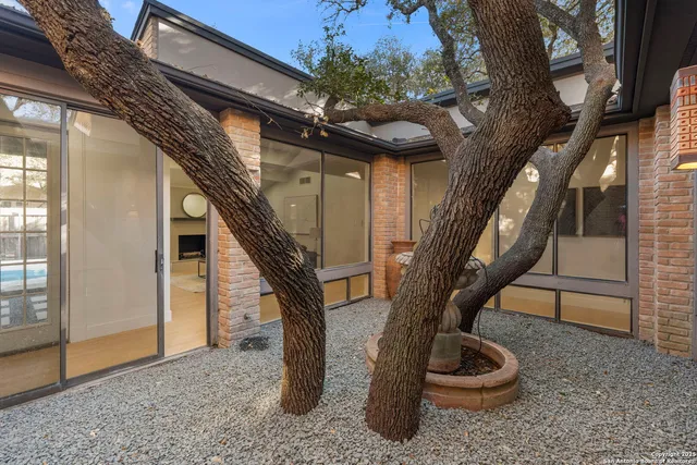 a view of entryway with a front door
