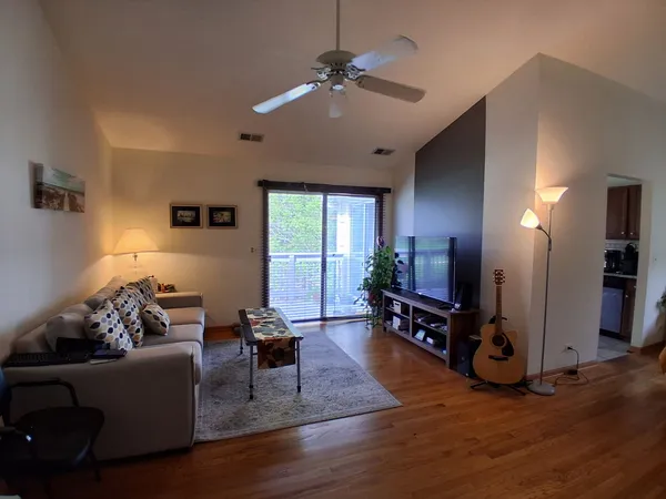 $2,100 | 2904 Heatherwood Drive, Unit 4, Schaumburg, IL 60107