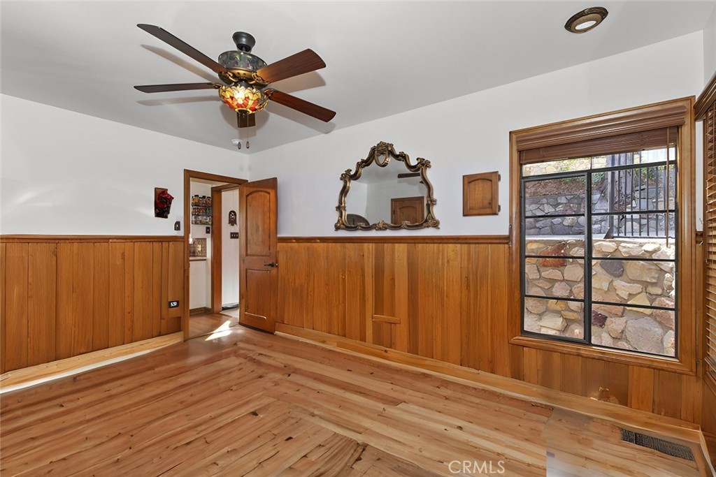 329 Summit Road Lake Arrowhead, CA 92352 - Photo 18 of 61 a view of a livingroom with wooden floor and a ceiling fan