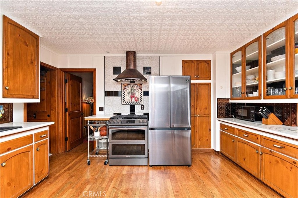 329 Summit Road Lake Arrowhead, CA 92352 - Photo 21 of 61 a kitchen with wooden cabinets and stainless steel appliances