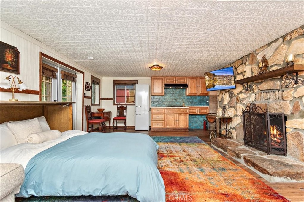329 Summit Road Lake Arrowhead, CA 92352 - Photo 40 of 61 a bed room with a bed and a tv