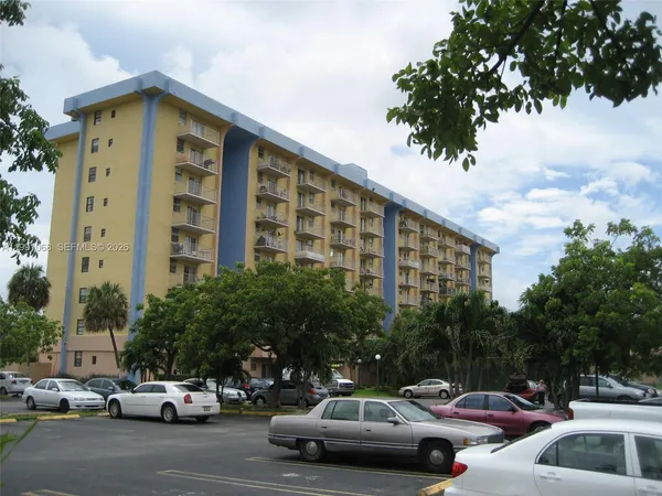 $1,750 | 4550 Northwest 9th Street, Unit 414E, Miami, FL 33126
