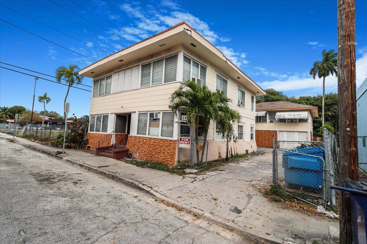 29 Southwest 9th Avenue Miami, FL 33130 - Photo 11 of 22 a front view of a house with a yard