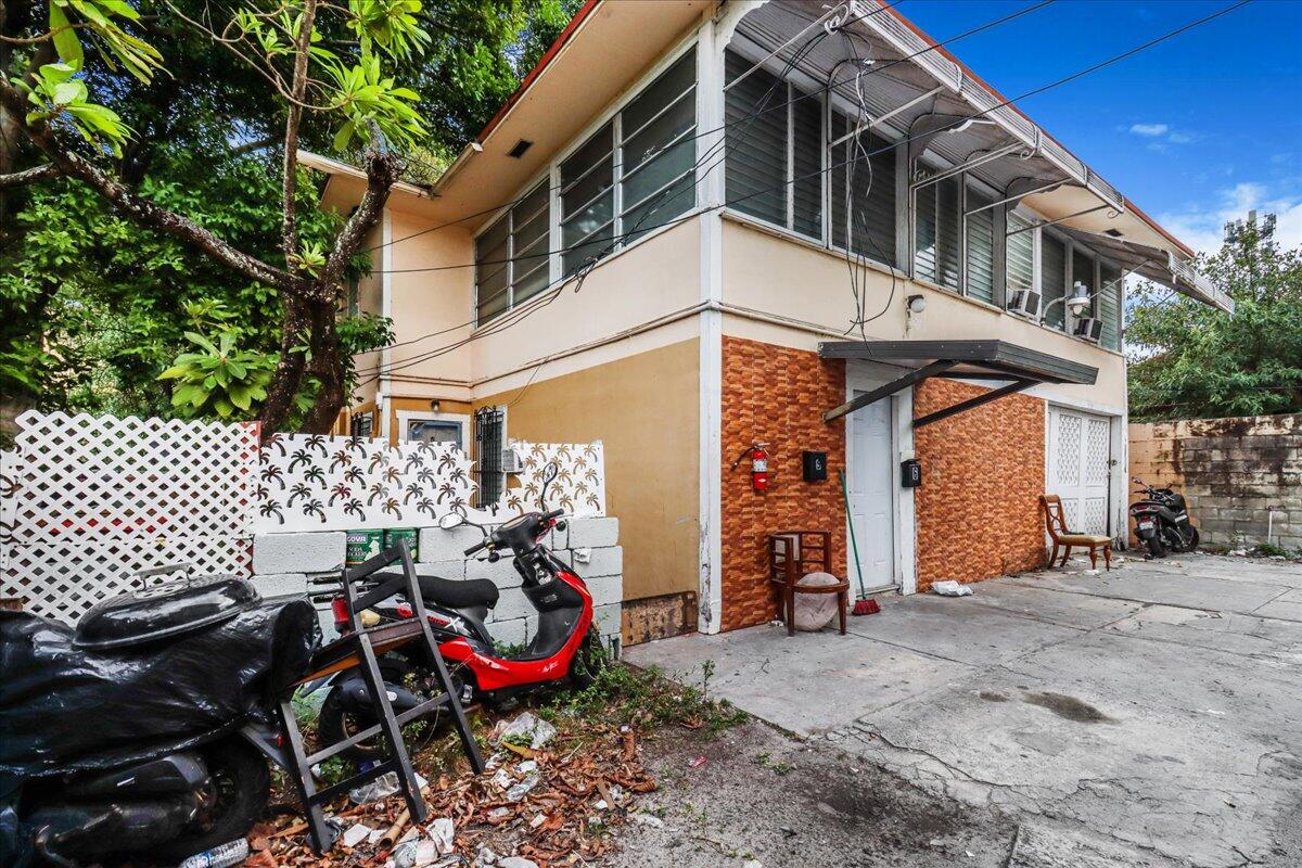 29 Southwest 9th Avenue Miami, FL 33130 - Photo 14 of 22 a view of a house with a patio and a yard