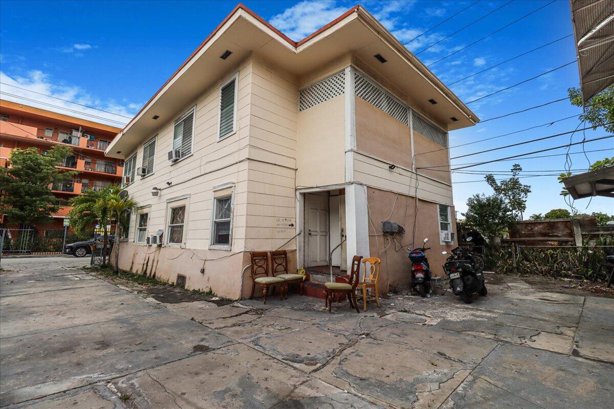 29 Southwest 9th Avenue Miami, FL 33130 - Photo 15 of 22 a view of a house with backyard