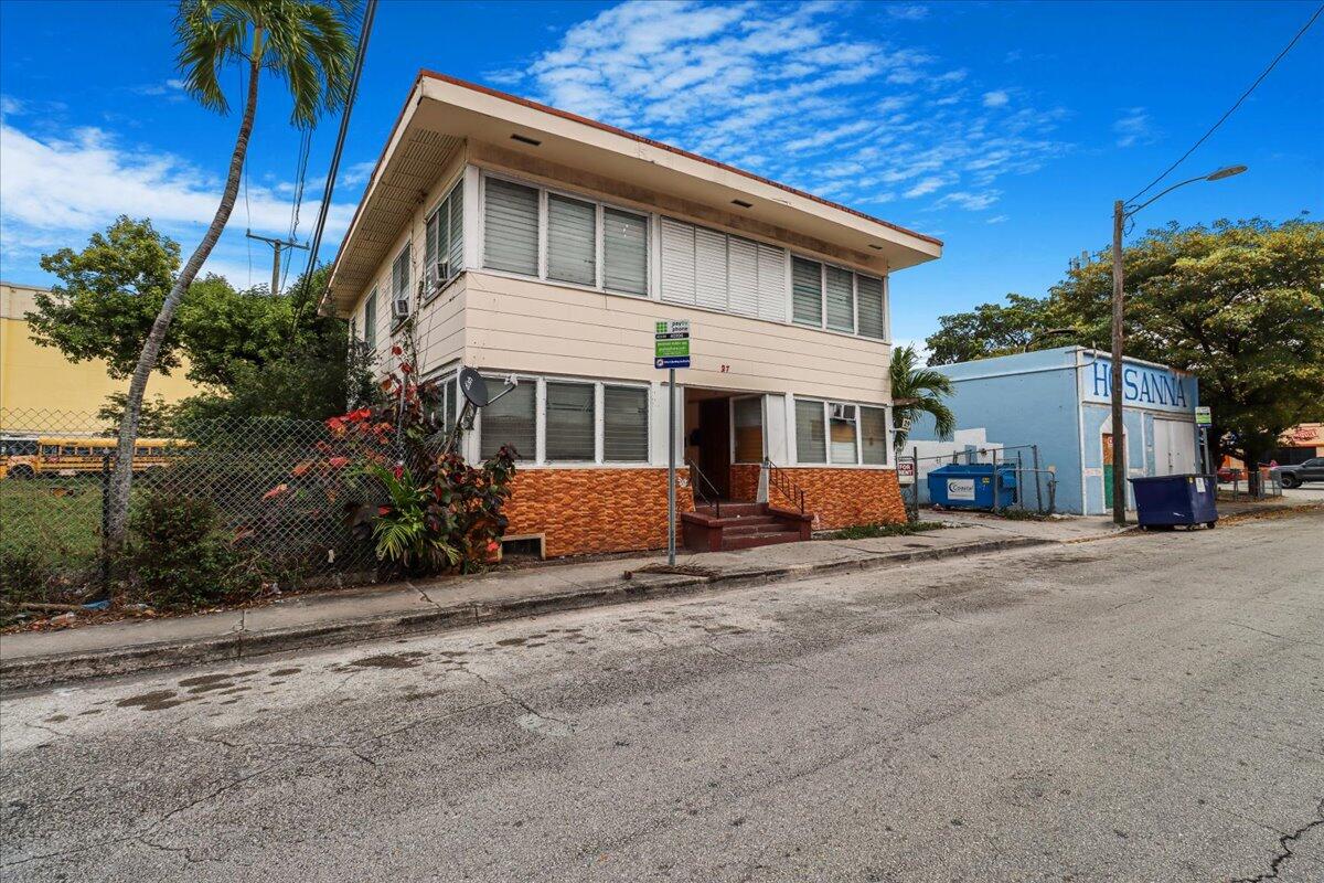 29 Southwest 9th Avenue Miami, FL 33130 - Photo 18 of 22 a front view of a house with a garden