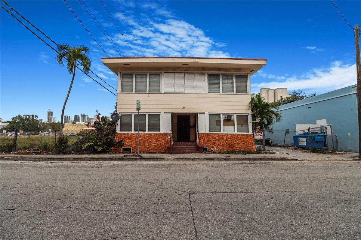 29 Southwest 9th Avenue Miami, FL 33130 - Photo 19 of 22 a front view of a house with a yard