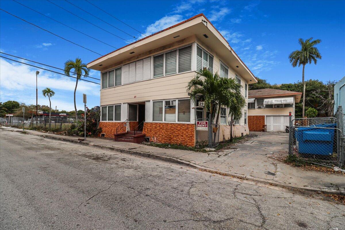 29 Southwest 9th Avenue Miami, FL 33130 - Photo 20 of 22 a view of a house with a patio