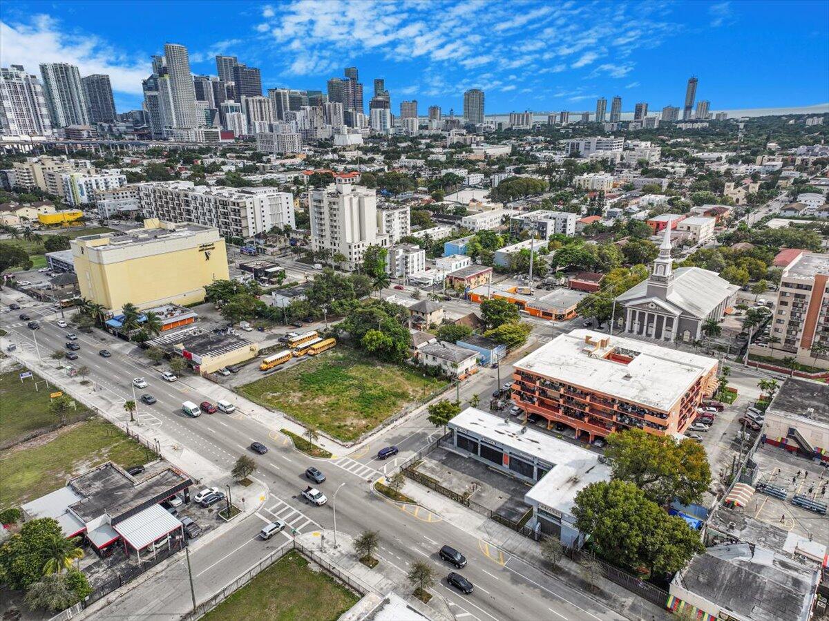 29 Southwest 9th Avenue Miami, FL 33130 - Photo 4 of 22 a view of a city
