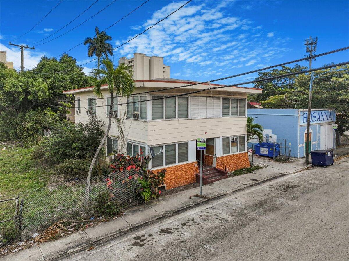 29 Southwest 9th Avenue Miami, FL 33130 - Photo 5 of 22 a view of a house with backyard and sitting area