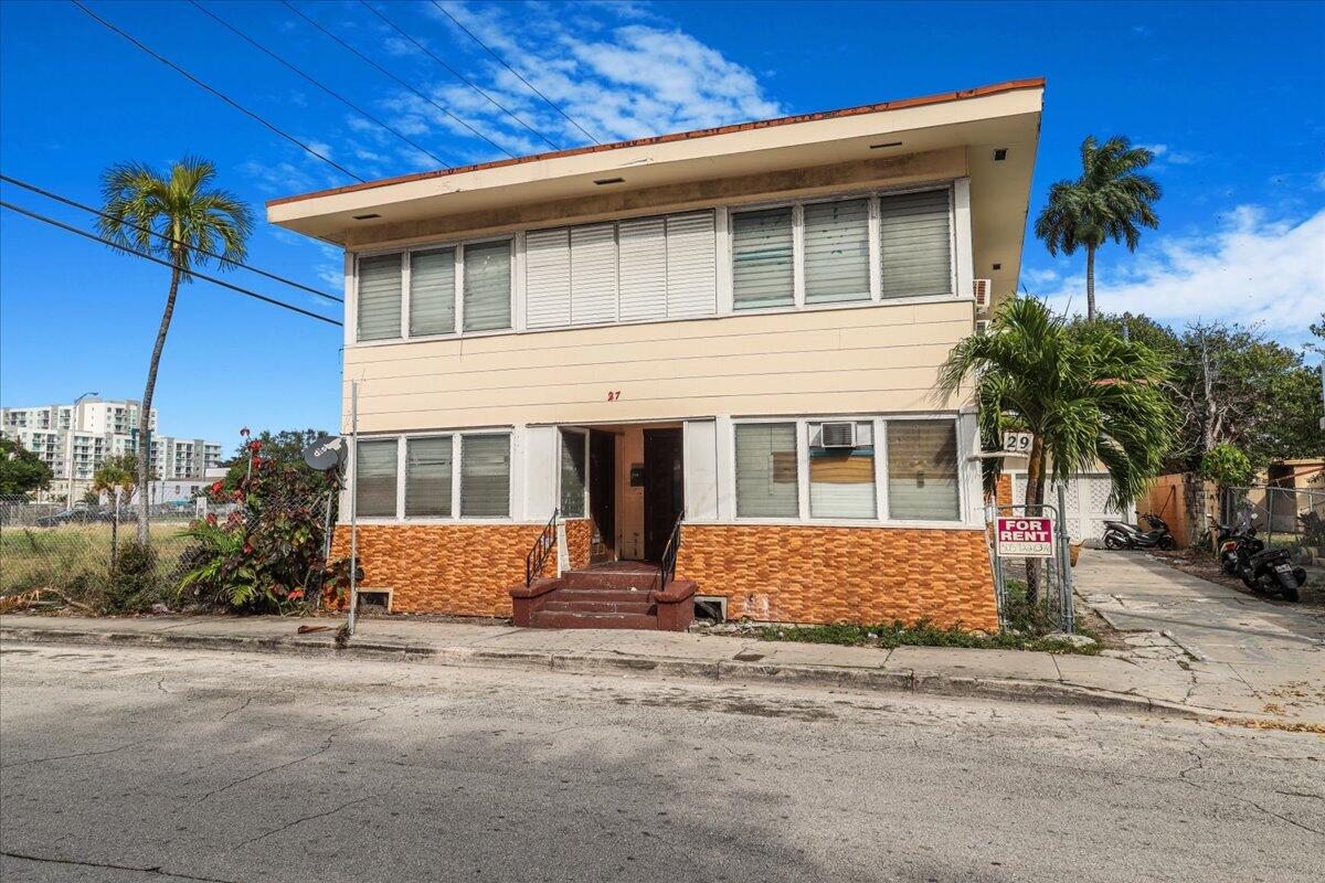 29 Southwest 9th Avenue Miami, FL 33130 - Photo 10 of 22 a front view of a house with a yard