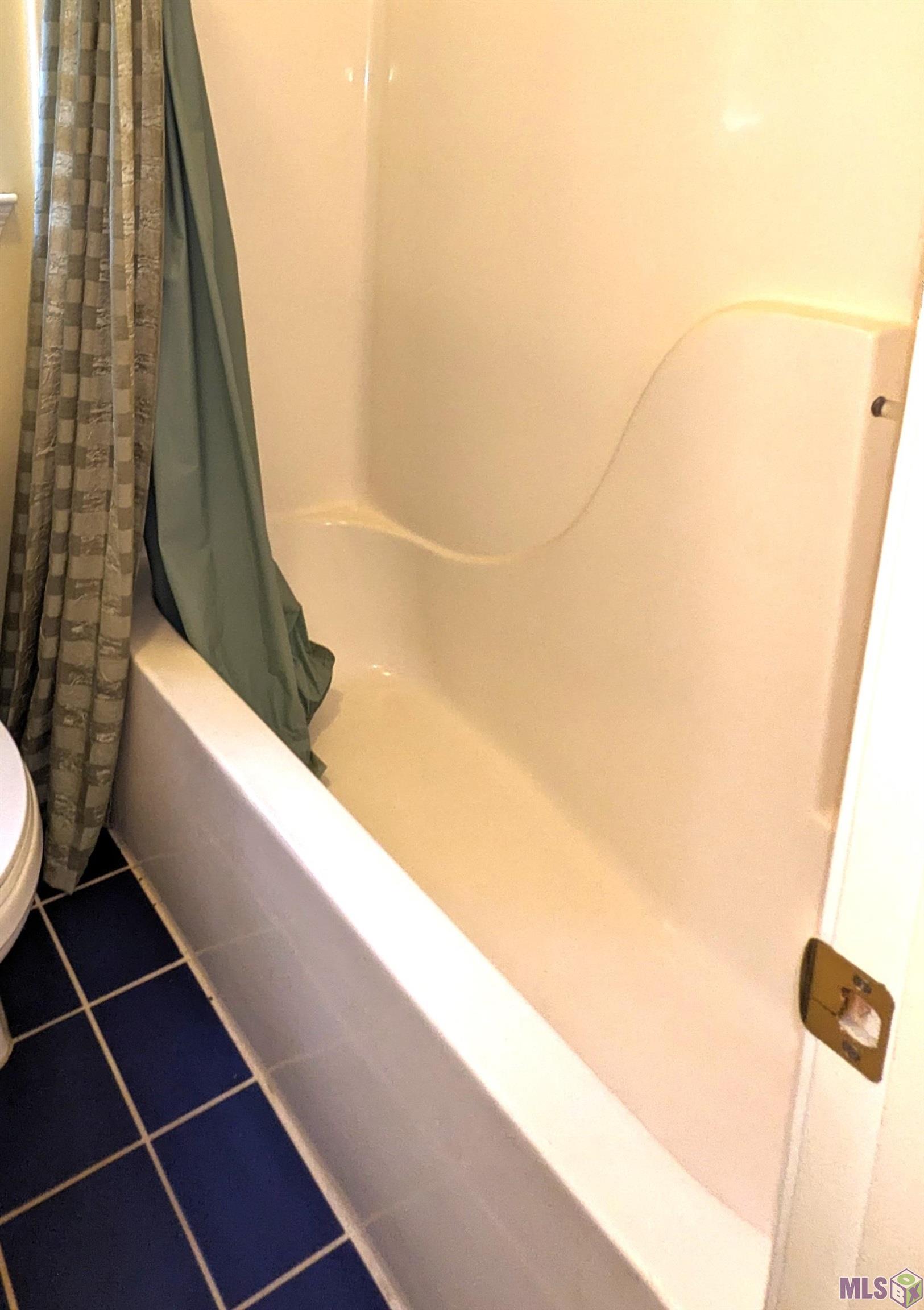 39372 Shafter Leblanc Road Gonzales, LA 70737 - Photo 26 of 31 Guest Bathroom Tub