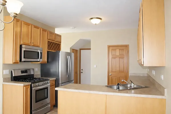 $2,600 | 1447 Millbrook Drive, Algonquin, IL 60102