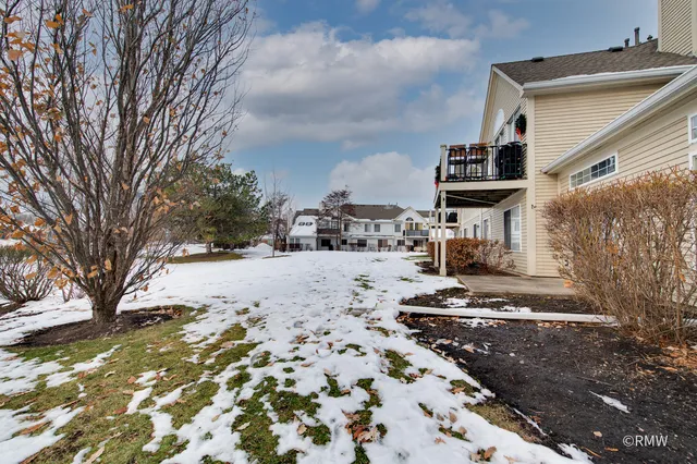 $2,700 | 460 Mayflower Lane, Unit 1, Bartlett, IL 60103