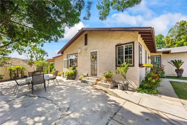 a view of a house with backyard and sitting area