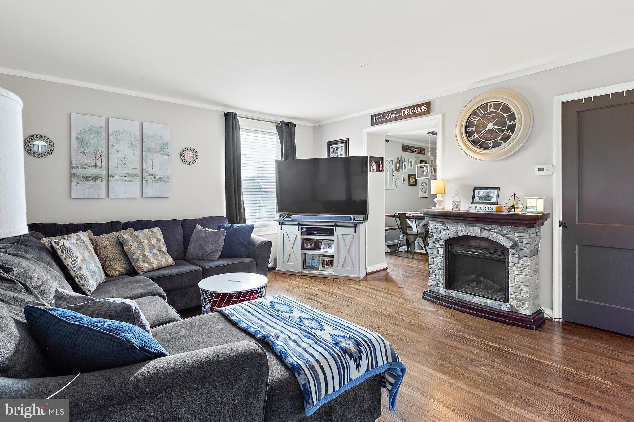 7600 Berkshire Road Baltimore, MD 21224 - Photo 4 of 27 Living Room