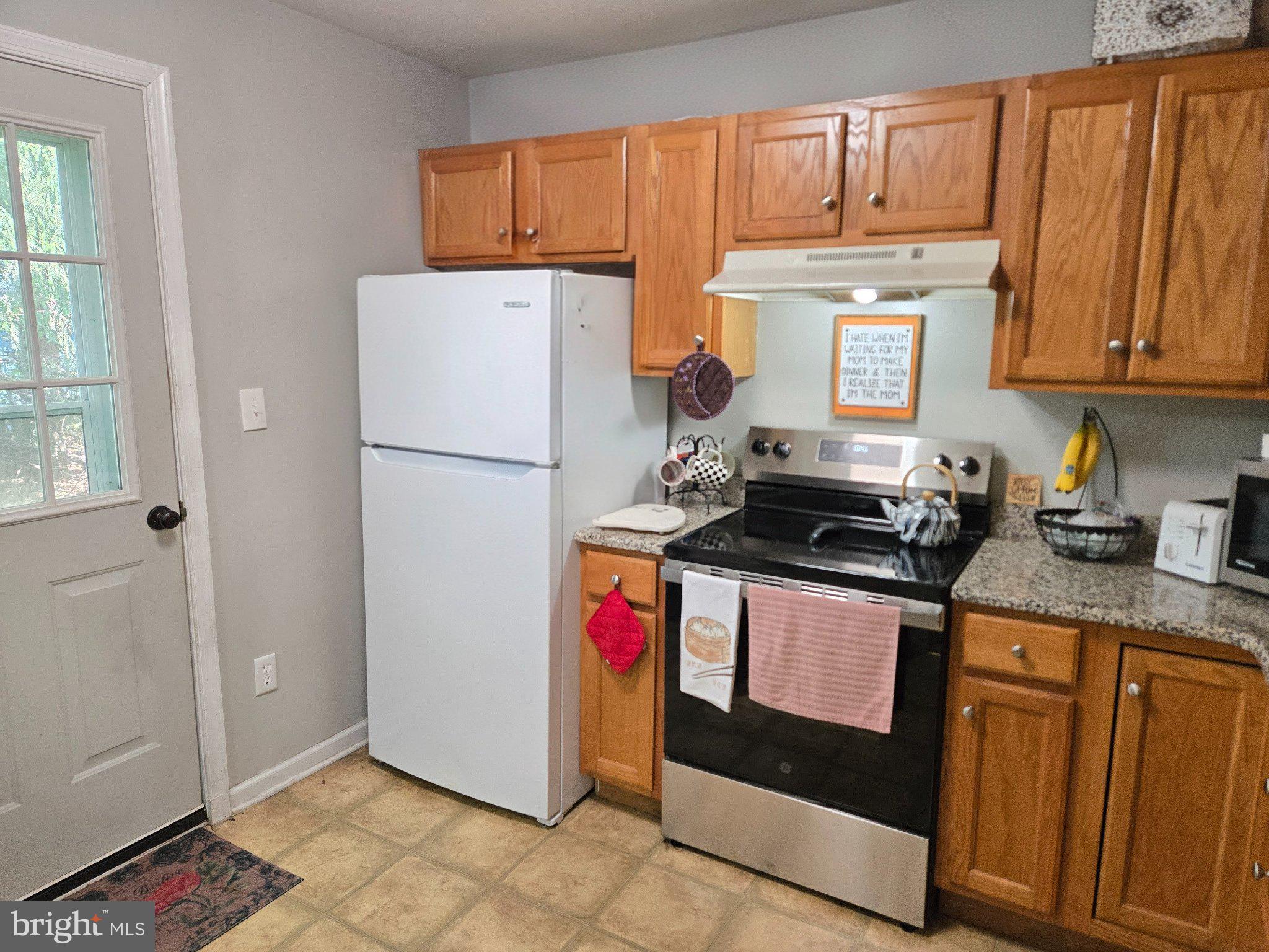 178 Elephant Road, Unit B13 Dublin, PA 18917 - Photo 10 of 21 Cozy kitchen with modern appliances.