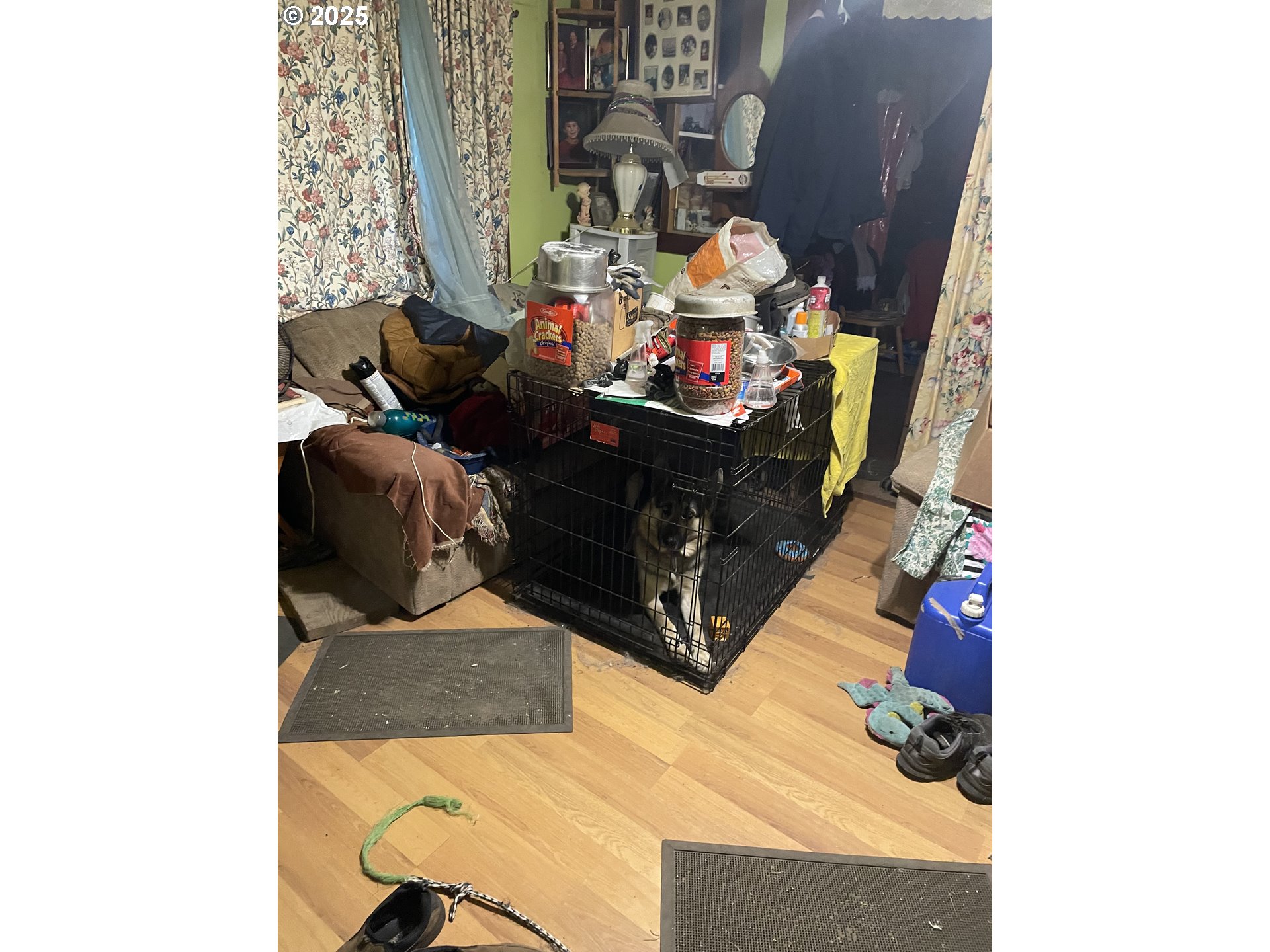 12192 South Mulino Road Canby, OR 97013 - Photo 13 of 23 a living room with furniture and flowers