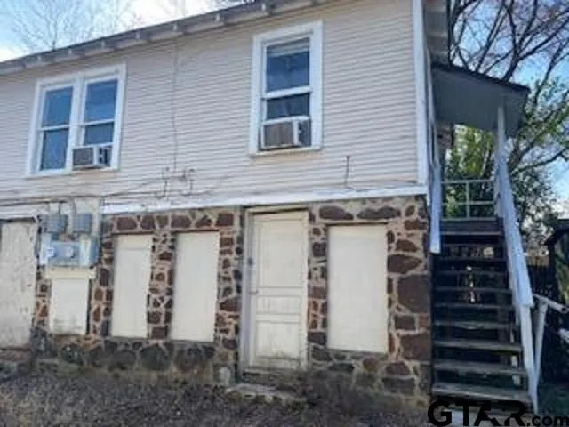 a view of a house with backyard and deck