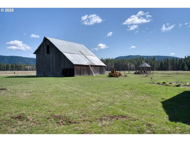 a view of a house with backyard porch and garden