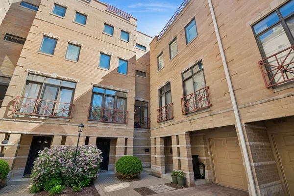$674,900 | 1350 West Byron Street, Unit 7, Chicago, IL 60613