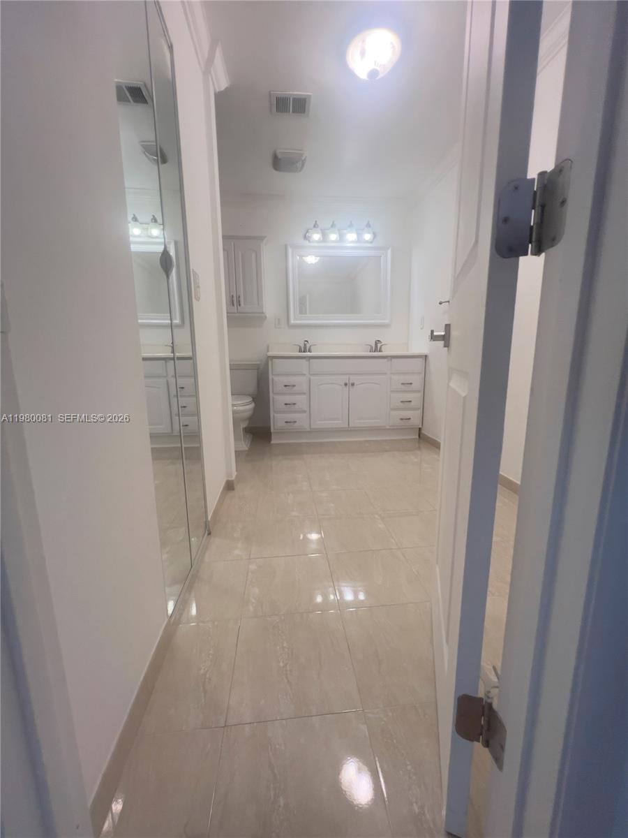 3302 Farragut Street, Unit 5F Hollywood, FL 33021 - Photo 3 of 11 a view of a hallway and an empty room