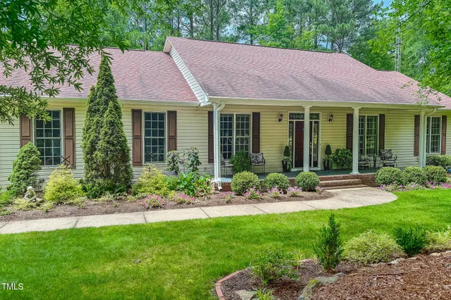 a view of a house with yard and plants