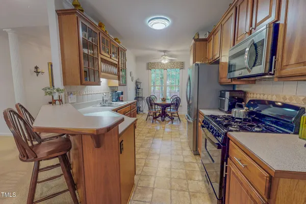 a view of a house with backyard