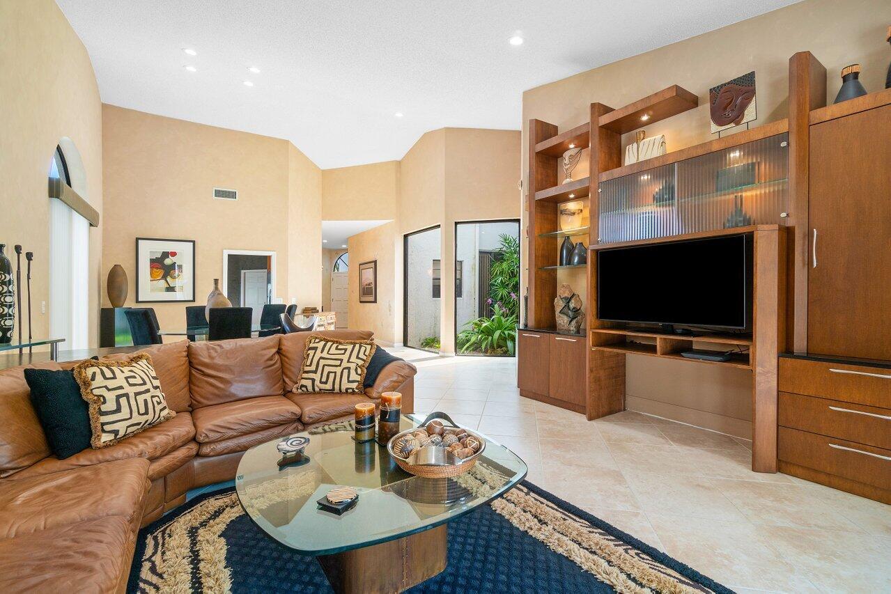 23172 Via Stel Boca Raton, FL 33433 - Photo 12 of 30 expansive space!