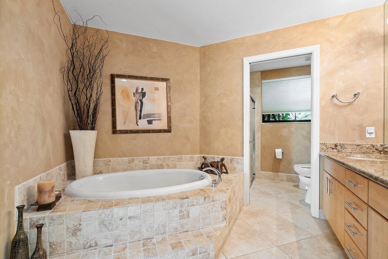 23172 Via Stel Boca Raton, FL 33433 - Photo 17 of 30 primary bath