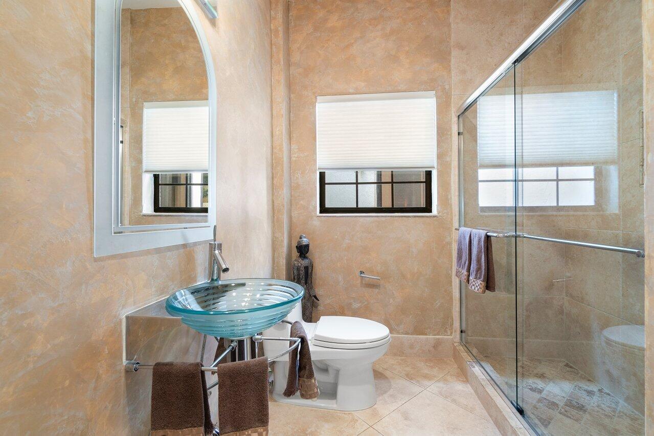 23172 Via Stel Boca Raton, FL 33433 - Photo 21 of 30 2nd bathroom