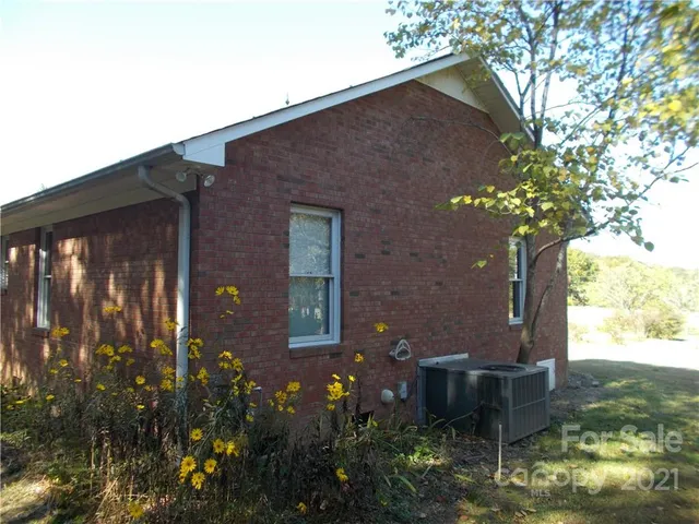 a view of yard with green space