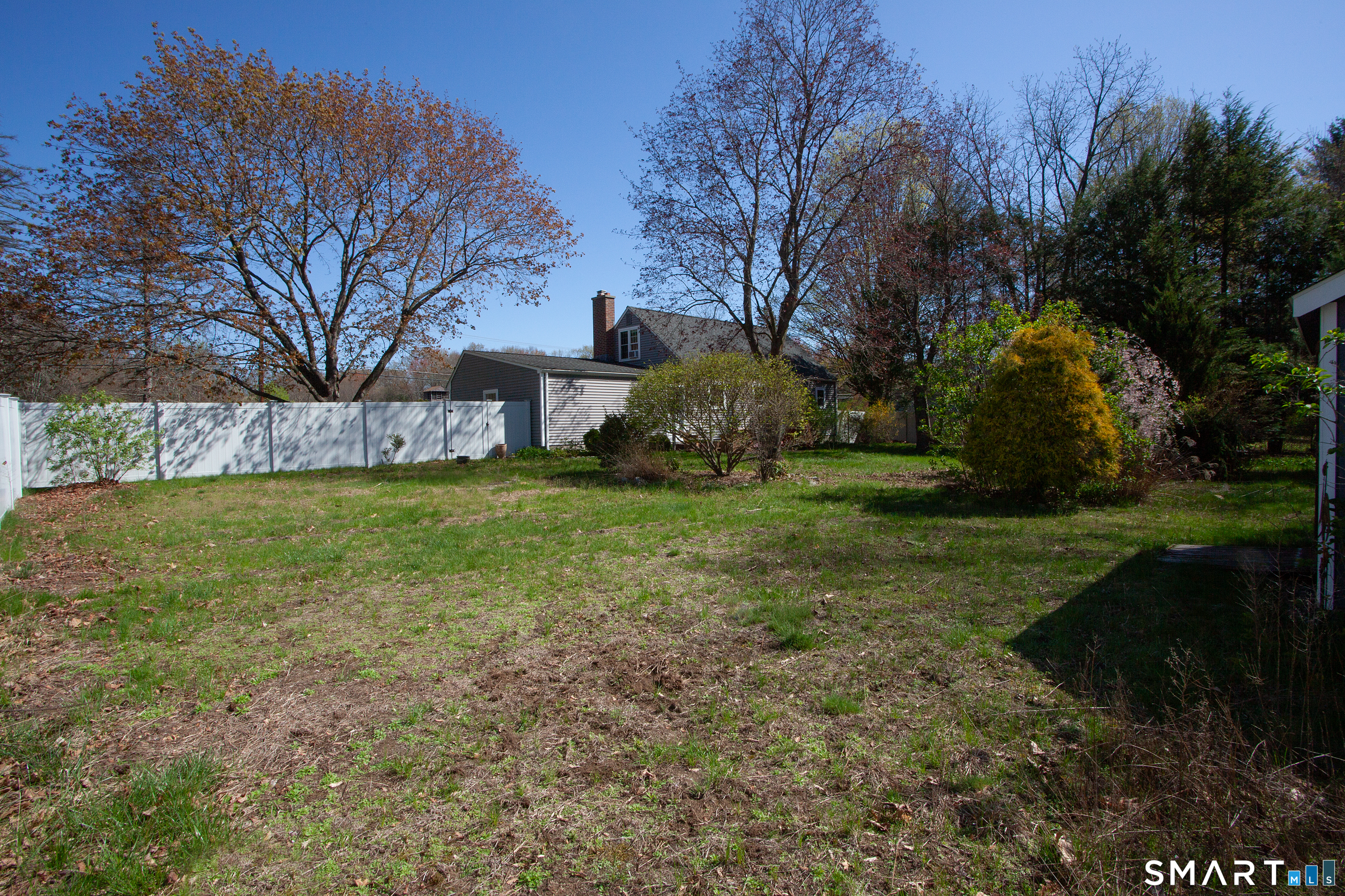 172 Weymouth Road Enfield, CT 06082 - Photo 5 of 35