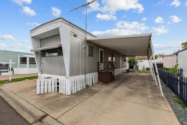 a view of a house with backyard and porch
