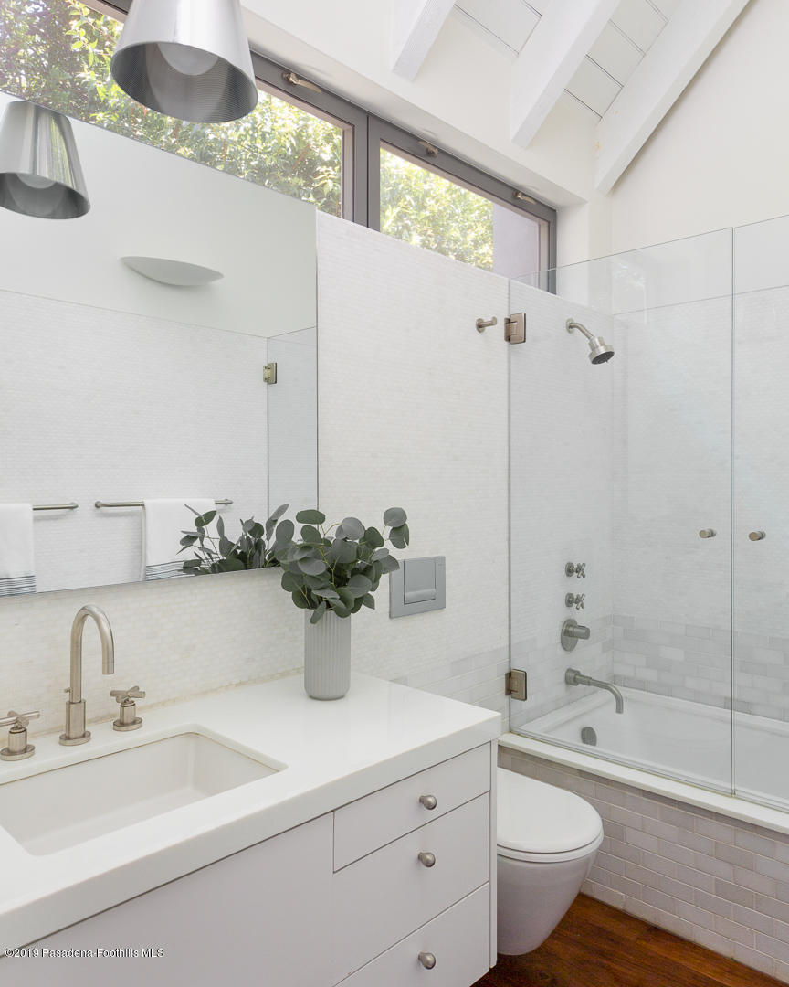 561 Woodland Road Pasadena, CA 91106 - Photo 22 of 41 a bathroom with a bathtub sink mirror and toilet