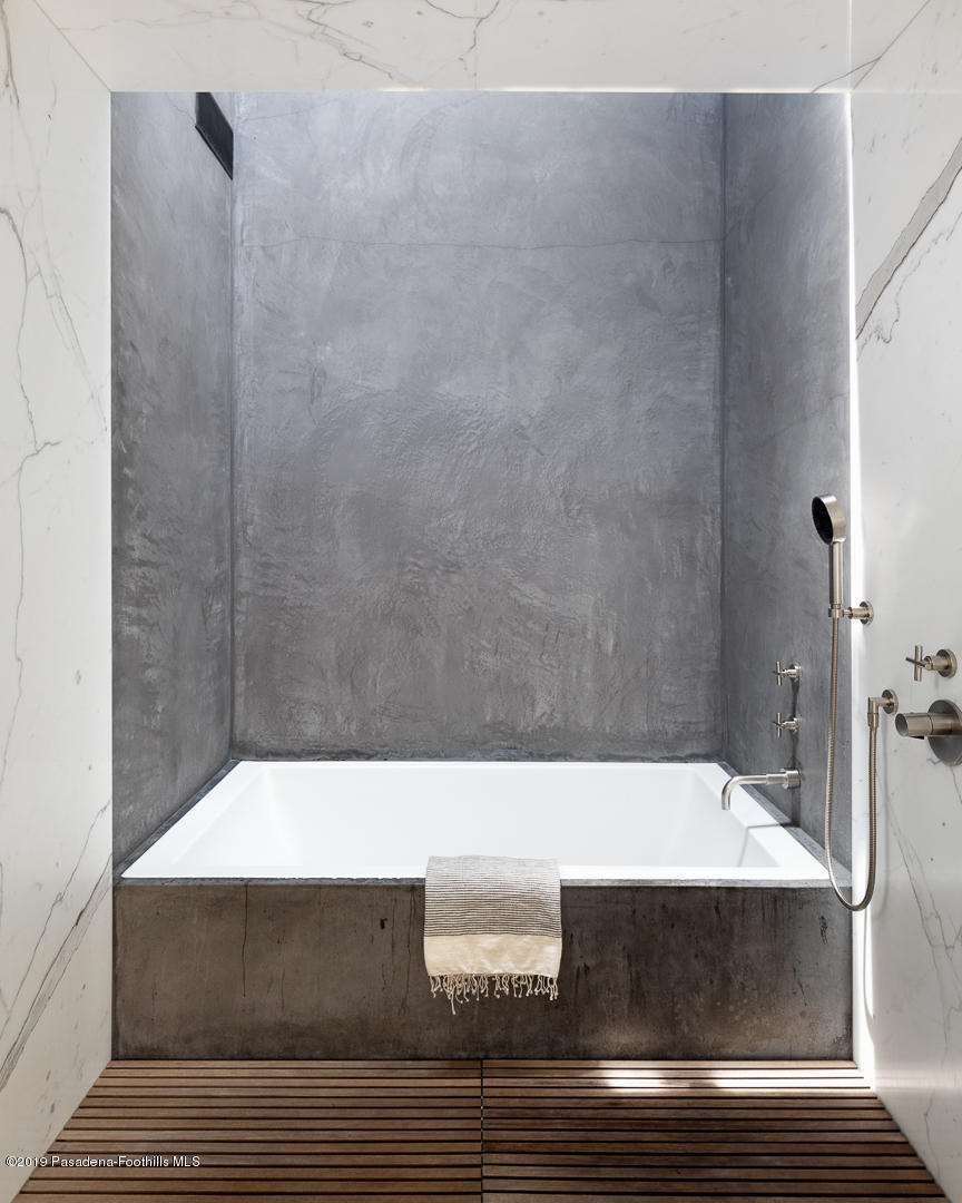 561 Woodland Road Pasadena, CA 91106 - Photo 26 of 41 a bathroom with a bathtub