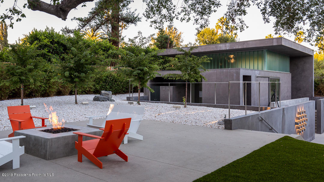 561 Woodland Road Pasadena, CA 91106 - Photo 34 of 41 a backyard of a house with table and chairs
