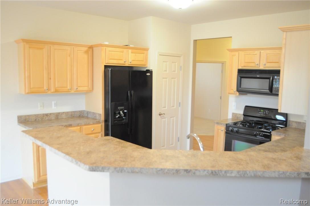 41472 Thoreau Ridge Novi, MI 48377 - Photo 10 of 28 Kitchen.JPG