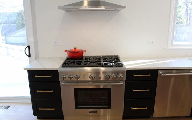 1720 Ridgewood Lane East Glenview, IL 60025 - Photo 8 of 24 a stove top oven sitting inside of a kitchen