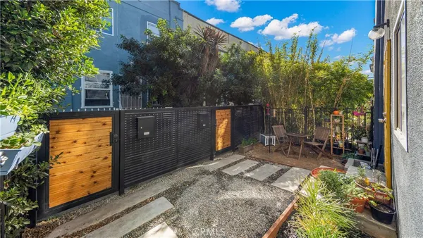 a view of a backyard