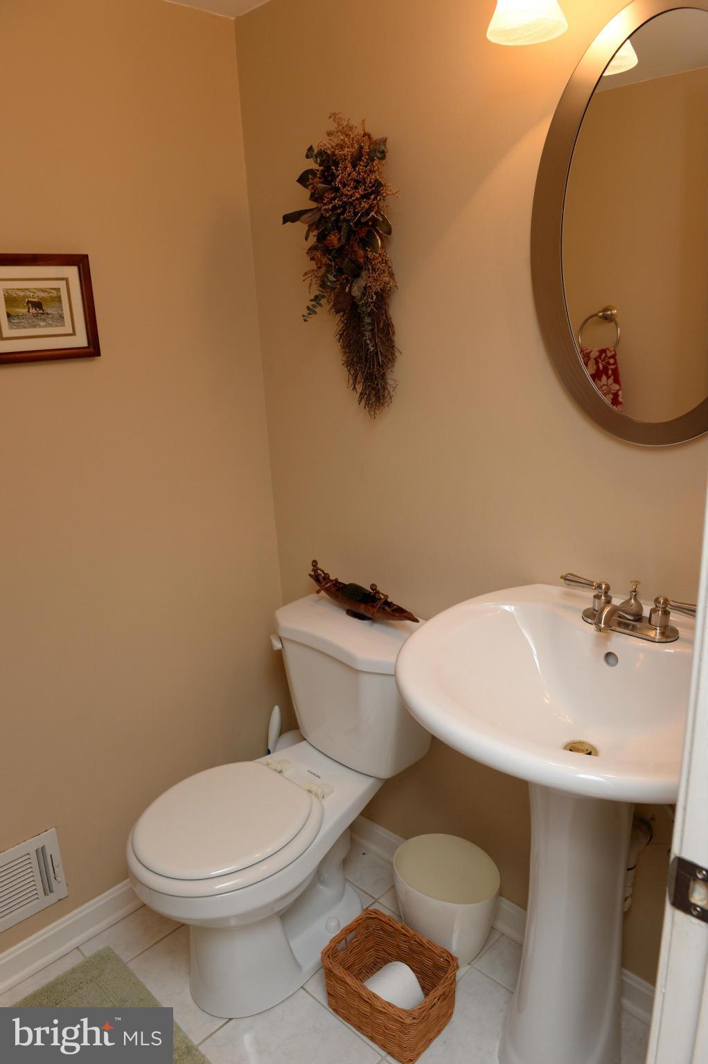 7615 Trail Run Road Falls Church, VA 22042 - Photo 7 of 28 Main level powder room