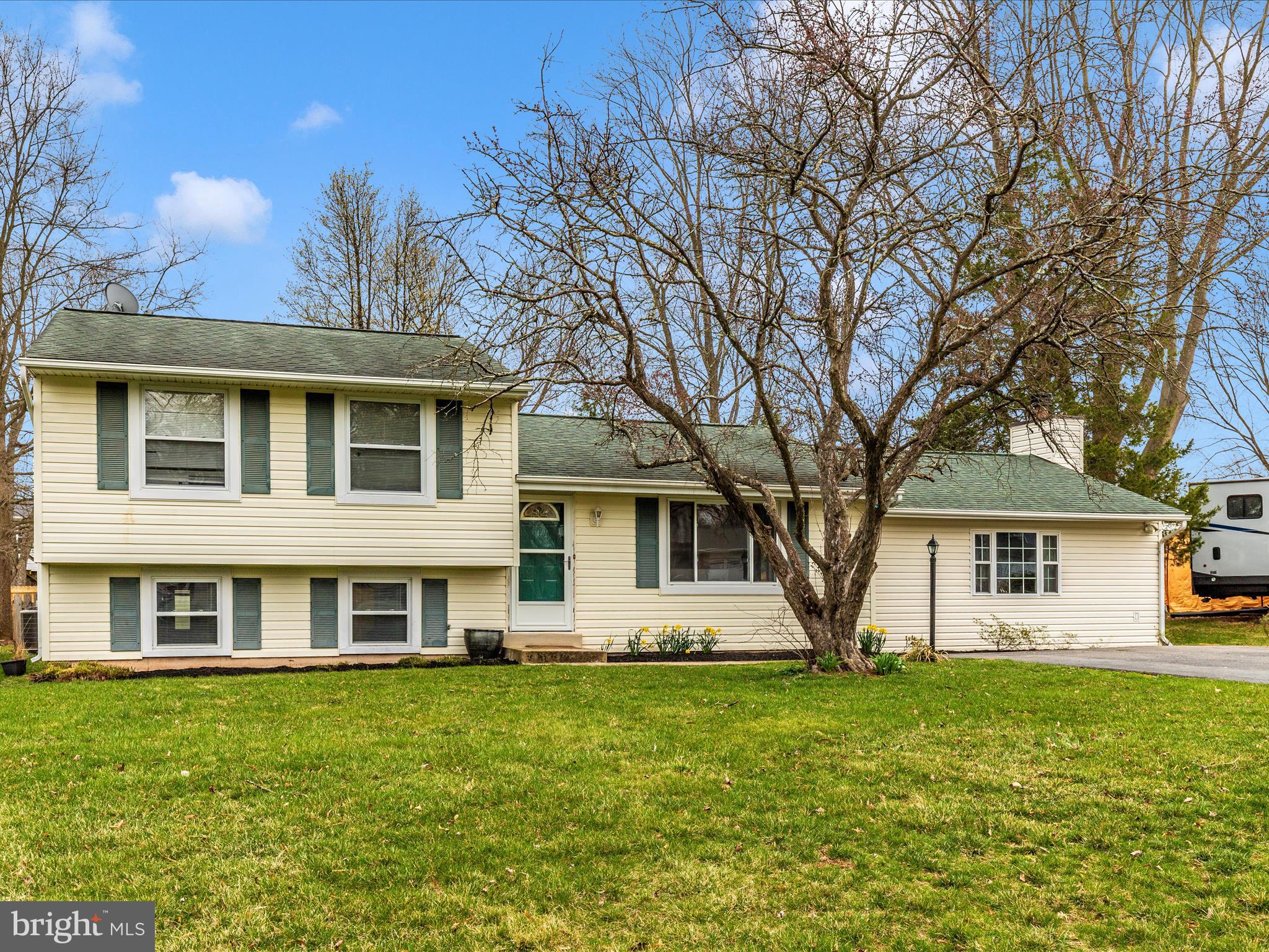 19005 Dowden Circle Poolesville, MD 20837 - Photo 1 of 51 a front view of a house with a garden