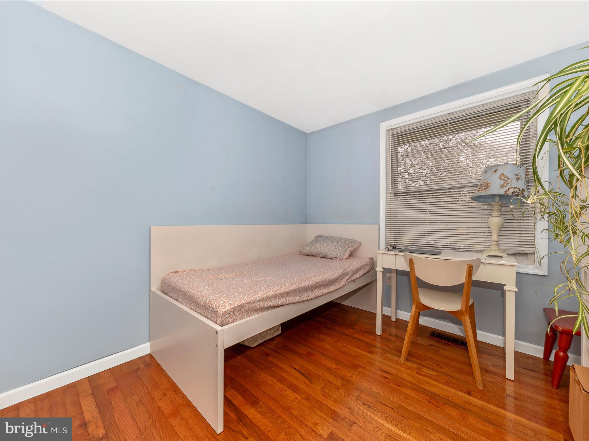 19005 Dowden Circle Poolesville, MD 20837 - Photo 27 of 51 a living room with a table and a chair